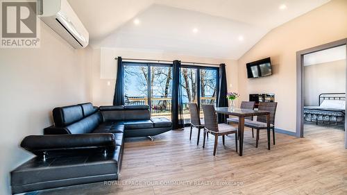 6010 Rice Lake Scenic Drive, Hamilton Township, ON - Indoor Photo Showing Living Room