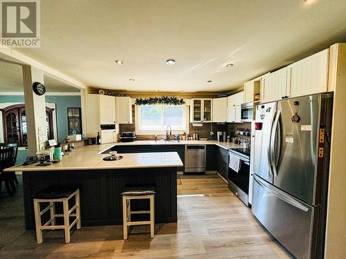 8256 Hobbitt Frontage Road, Radium Hot Springs, BC - Indoor Photo Showing Kitchen