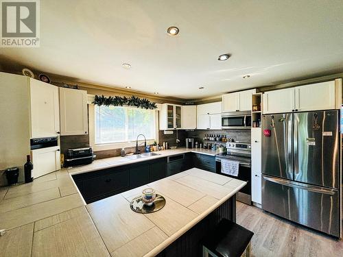 8256 Hobbitt Frontage Road, Radium Hot Springs, BC - Indoor Photo Showing Kitchen With Stainless Steel Kitchen