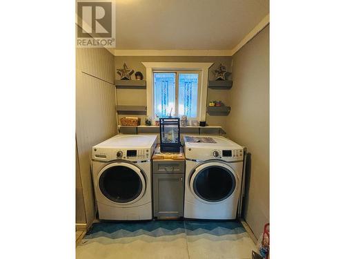 8256 Hobbitt Frontage Road, Radium Hot Springs, BC - Indoor Photo Showing Laundry Room