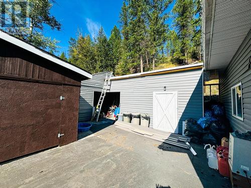 8256 Hobbitt Frontage Road, Radium Hot Springs, BC - Outdoor With Exterior