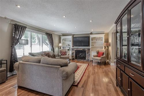 989 North Shore Boulevard W, Burlington, ON - Indoor Photo Showing Living Room With Fireplace