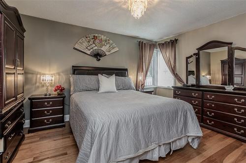 989 North Shore Boulevard W, Burlington, ON - Indoor Photo Showing Bedroom