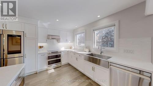 137 Longwater Chase, Markham, ON - Indoor Photo Showing Kitchen With Upgraded Kitchen