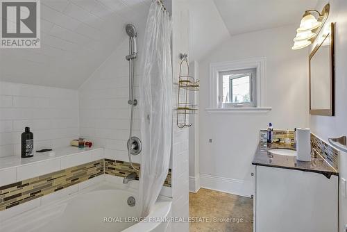 140 Antrim Street, Peterborough (Downtown), ON - Indoor Photo Showing Bathroom