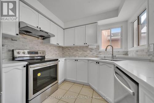 37 Fiddleneck Crescent, Brampton, ON - Indoor Photo Showing Kitchen With Stainless Steel Kitchen With Upgraded Kitchen