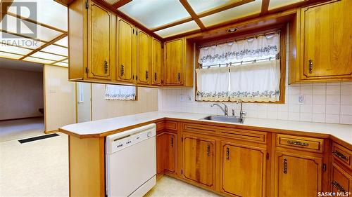 64 Cameron Crescent, Regina, SK - Indoor Photo Showing Kitchen