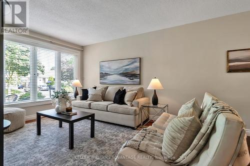 1710 Blackbird Drive, Mississauga (Applewood), ON - Indoor Photo Showing Living Room