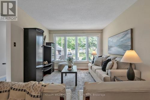 1710 Blackbird Drive, Mississauga, ON - Indoor Photo Showing Living Room