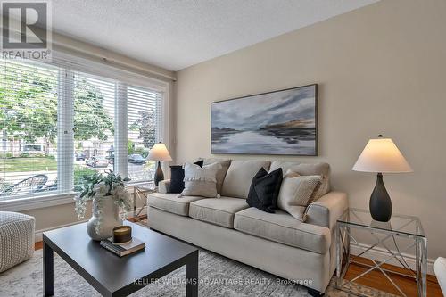 1710 Blackbird Drive, Mississauga, ON - Indoor Photo Showing Living Room