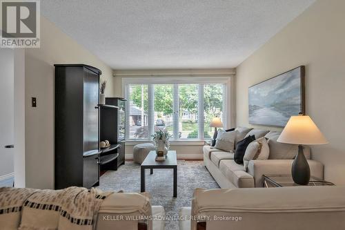 1710 Blackbird Drive, Mississauga (Applewood), ON - Indoor Photo Showing Living Room