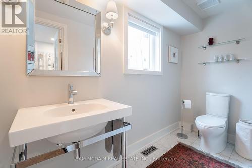 1273 Queen Victoria Avenue, Mississauga, ON - Indoor Photo Showing Bathroom