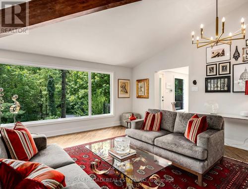 1273 Queen Victoria Avenue, Mississauga, ON - Indoor Photo Showing Living Room