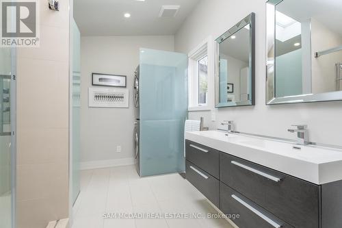 1273 Queen Victoria Avenue, Mississauga, ON - Indoor Photo Showing Bathroom