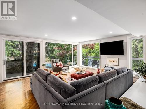 1273 Queen Victoria Avenue, Mississauga, ON - Indoor Photo Showing Living Room With Fireplace