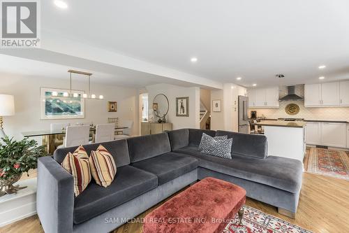 1273 Queen Victoria Avenue, Mississauga, ON - Indoor Photo Showing Living Room