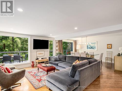 1273 Queen Victoria Avenue, Mississauga, ON - Indoor Photo Showing Living Room