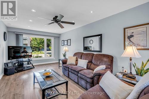 30 Ridler Court, Brampton, ON - Indoor Photo Showing Living Room