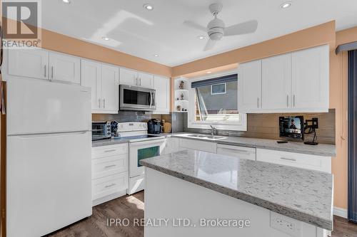 30 Ridler Court, Brampton, ON - Indoor Photo Showing Kitchen