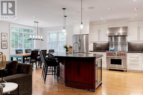 938 Meadow Wood Road, Mississauga, ON - Indoor Photo Showing Kitchen With Upgraded Kitchen