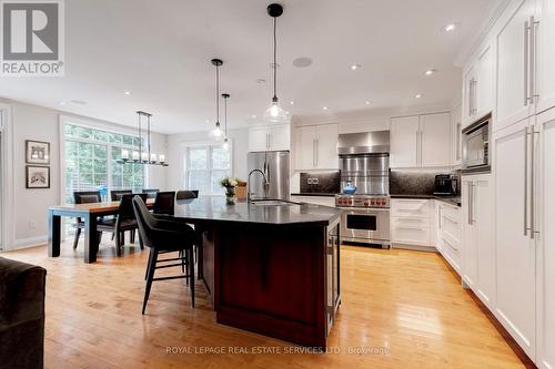 938 Meadow Wood Road, Mississauga, ON - Indoor Photo Showing Kitchen With Upgraded Kitchen