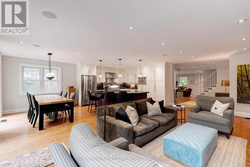 938 Meadow Wood Road, Mississauga, ON - Indoor Photo Showing Living Room