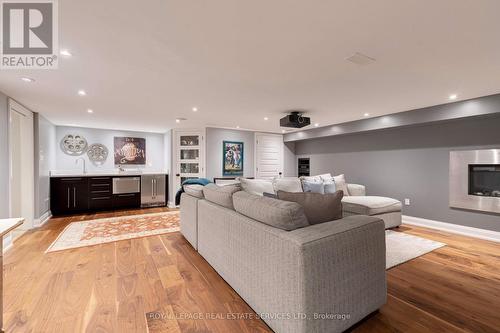 938 Meadow Wood Road, Mississauga, ON - Indoor Photo Showing Living Room