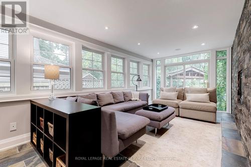 938 Meadow Wood Road, Mississauga, ON - Indoor Photo Showing Living Room