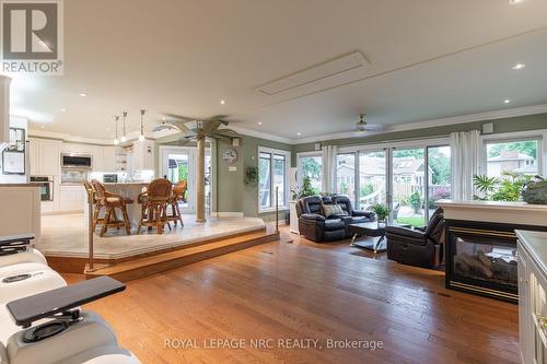 2550 Noella Crescent, Niagara Falls, ON - Indoor Photo Showing Living Room