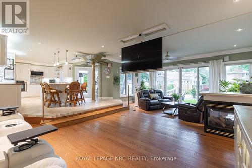 2550 Noella Crescent, Niagara Falls, ON - Indoor Photo Showing Living Room With Fireplace