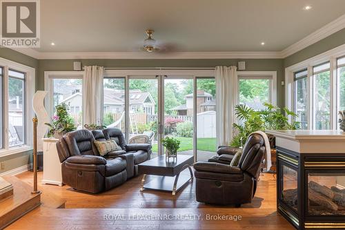 2550 Noella Crescent, Niagara Falls, ON - Indoor Photo Showing Living Room With Fireplace