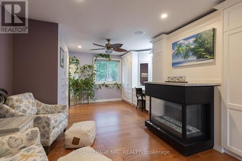 2550 Noella Crescent, Niagara Falls, ON - Indoor Photo Showing Living Room With Fireplace