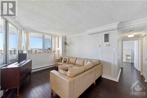 530 Laurier Avenue W Unit#1608, Ottawa, ON - Indoor Photo Showing Living Room