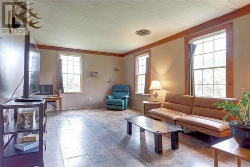 946 Sand Bay Road, Lansdowne, ON - Indoor Photo Showing Living Room