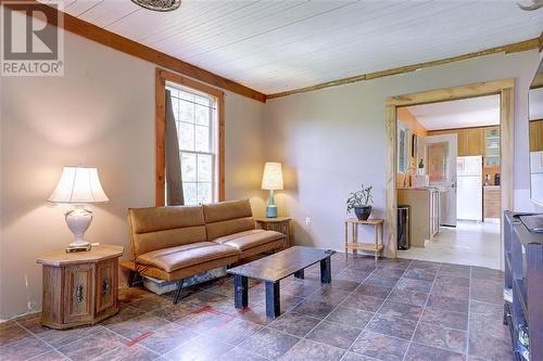 946 Sand Bay Road, Lansdowne, ON - Indoor Photo Showing Living Room