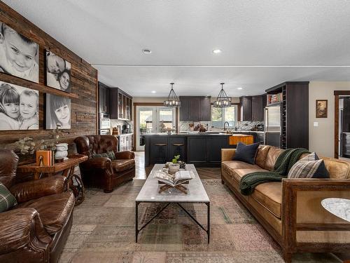 595 Durango Drive, Kamloops, BC - Indoor Photo Showing Living Room