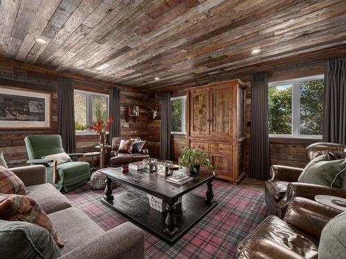 595 Durango Drive, Kamloops, BC - Indoor Photo Showing Living Room