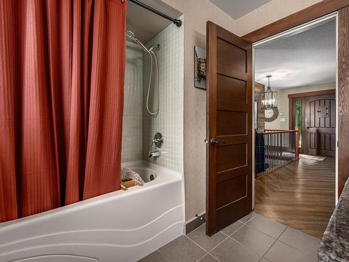 595 Durango Drive, Kamloops, BC - Indoor Photo Showing Bathroom