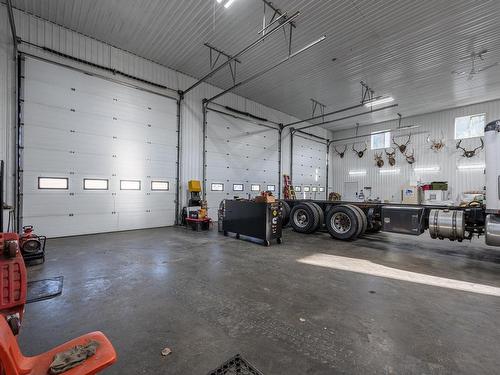 595 Durango Drive, Kamloops, BC - Indoor Photo Showing Garage