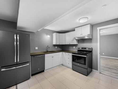 8960 Badger Drive, Kamloops, BC - Indoor Photo Showing Kitchen