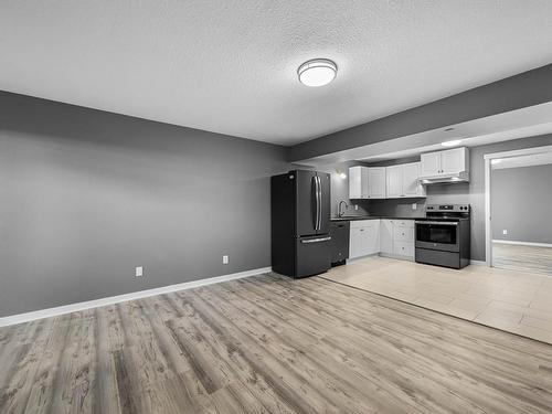 8960 Badger Drive, Kamloops, BC - Indoor Photo Showing Kitchen