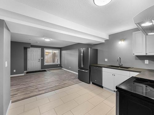 8960 Badger Drive, Kamloops, BC - Indoor Photo Showing Kitchen