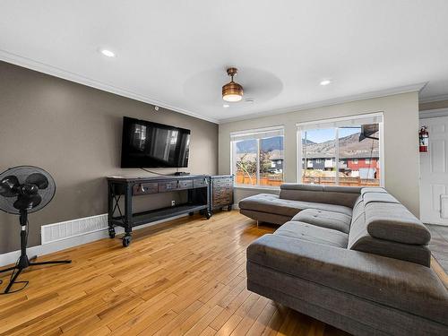 8960 Badger Drive, Kamloops, BC - Indoor Photo Showing Living Room