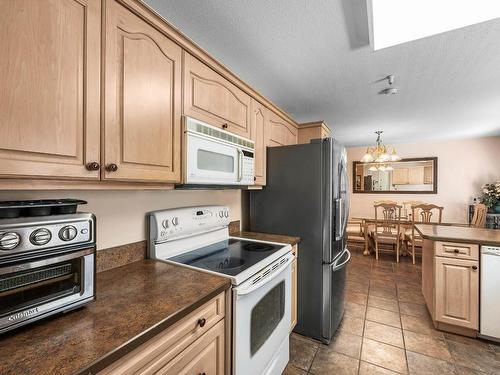 8855 Grizzly Cres, Kamloops, BC - Indoor Photo Showing Kitchen