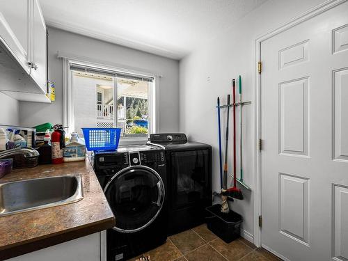 8855 Grizzly Cres, Kamloops, BC - Indoor Photo Showing Laundry Room