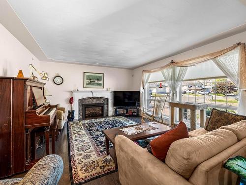 8855 Grizzly Cres, Kamloops, BC - Indoor Photo Showing Living Room With Fireplace