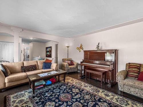 8855 Grizzly Cres, Kamloops, BC - Indoor Photo Showing Living Room