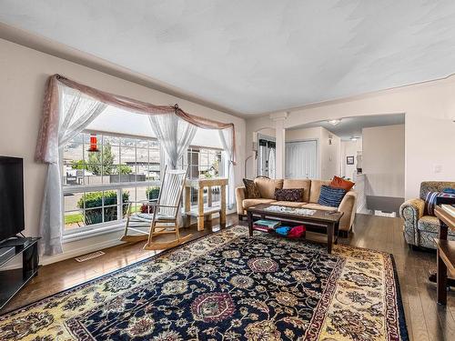 8855 Grizzly Cres, Kamloops, BC - Indoor Photo Showing Living Room