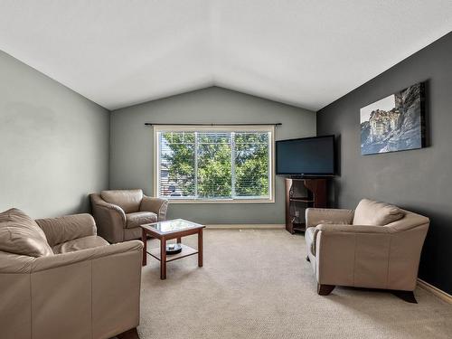 2374 Bramble Lane, Kamloops, BC - Indoor Photo Showing Living Room