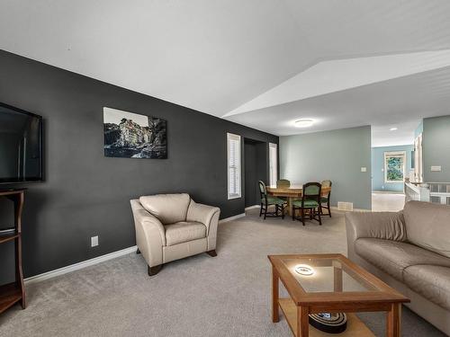 2374 Bramble Lane, Kamloops, BC - Indoor Photo Showing Living Room